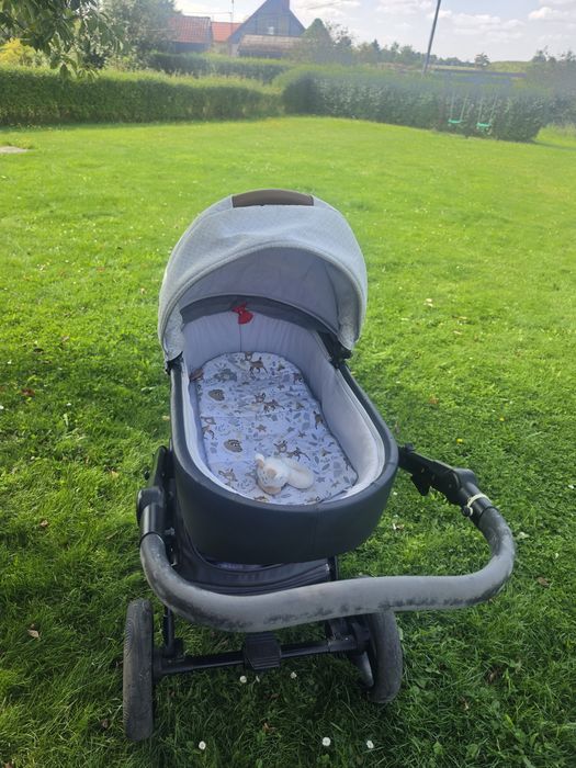stan widoczny na zdjęciach. Niema pokrywy na nóżki w spacerówce . Folia przeciwdeszczowa i siatka na muchy w zestawie adaptery do fotelika również sa