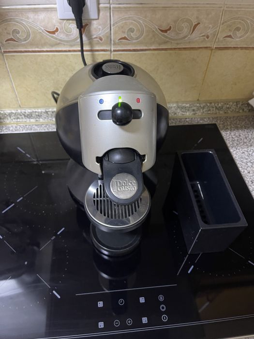 Duas maquinas de cafe dolce gusto e uma maquina de fazer cachorros
