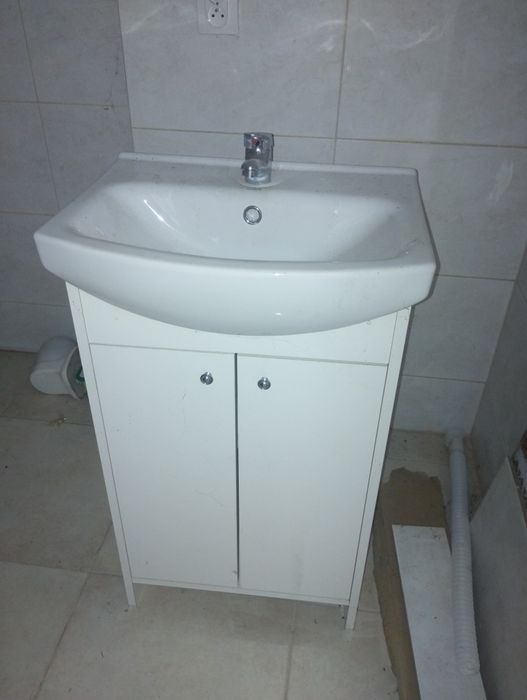 szafka z umywalką łazienka