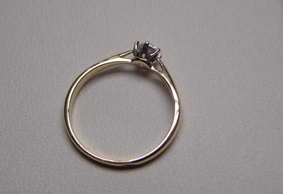 Apart złoty pierścionek z diamentem brylant 0,21 ct.