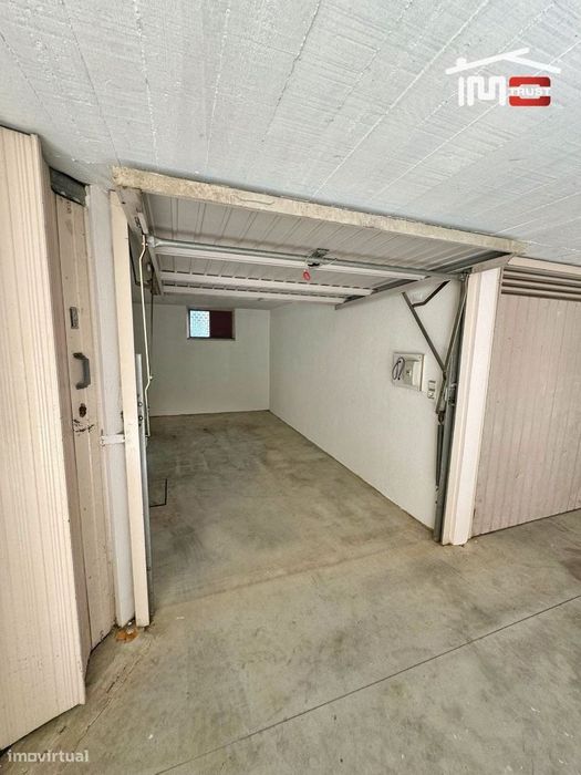Fantástica Garagem no Carregado