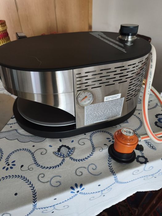 Forno de pizzas com utensílio extra