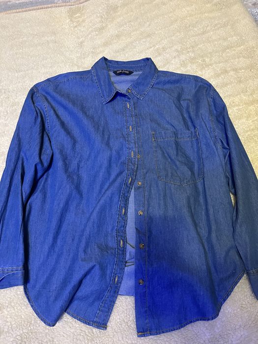 Жіноча джинсова рубашка.