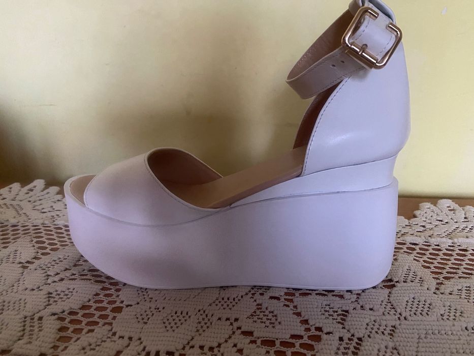 Босоніжки шкіряні білі, танкетка - 5-9 см.  39 р. Нові. 1000 грн.
