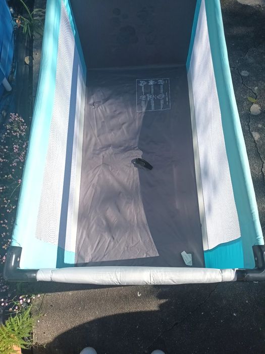 Cama de viagem azul de bebé