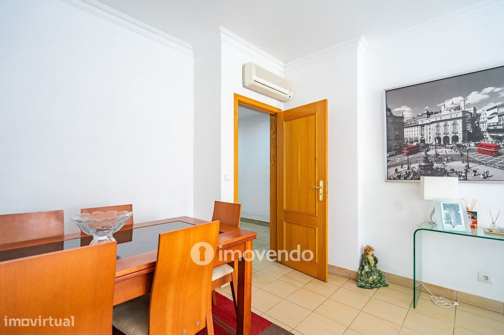 Apartamento T3 com áreas amplas, varandas e arrecadação, em Alverca