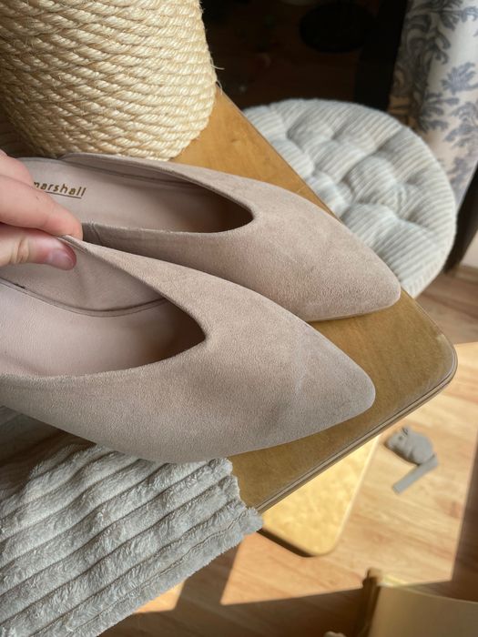 Capes Beige Klapki zamszowe Marshall Shoes