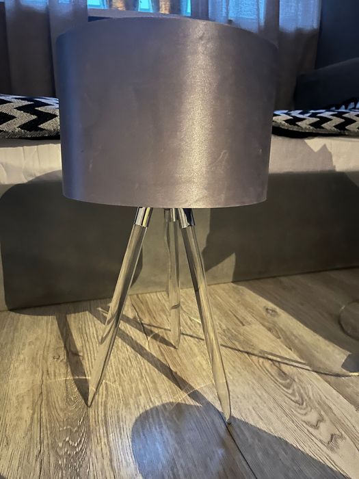 Lampka glamour nocna trójnóg elegancka stołowa