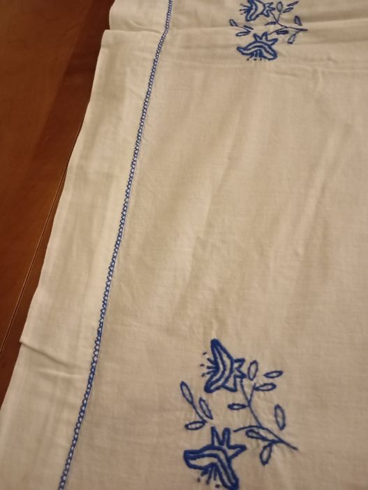Lençol antigo com bordado azul