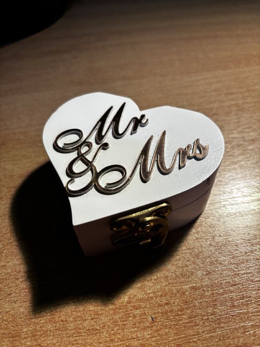 Продам дерев’яну скриньку для обручок