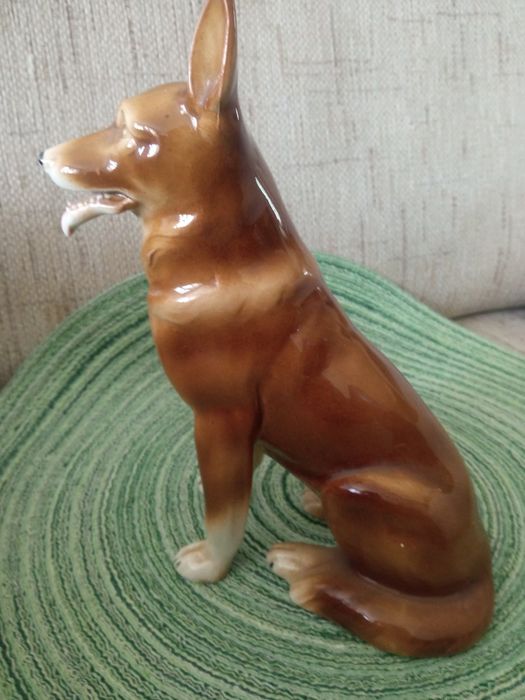 Porcelanowa figurka psa owczarka