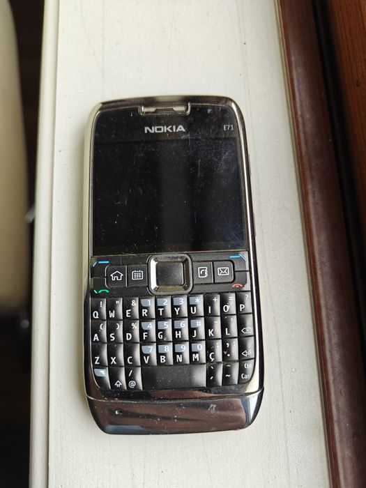 Nokia E71 prateado em excelente estado e a funcionar