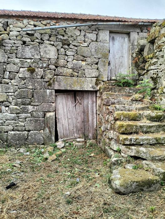 Duas casas (ruínas) e terreno 800m2