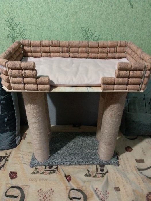 Дряполка для кішок з місцем для сну