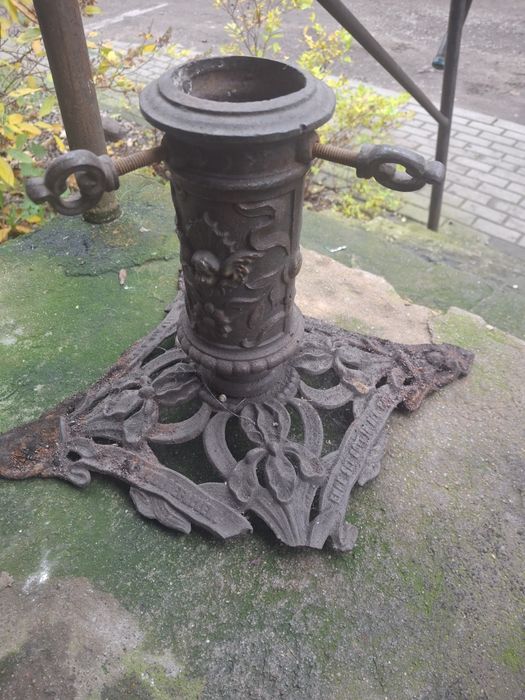 Uszkodzony stojak pod choinkę