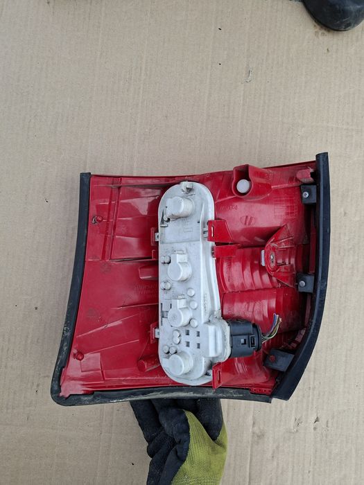 Audi a4 b6 kombi lampa tylna lewa lewy tyl