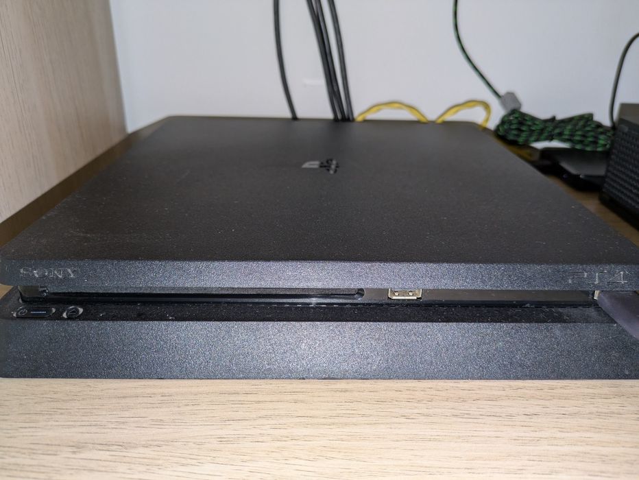 # PlayStation 4 (PS4) Slim 1Tb c/ fw 11.00 desbloqueada #