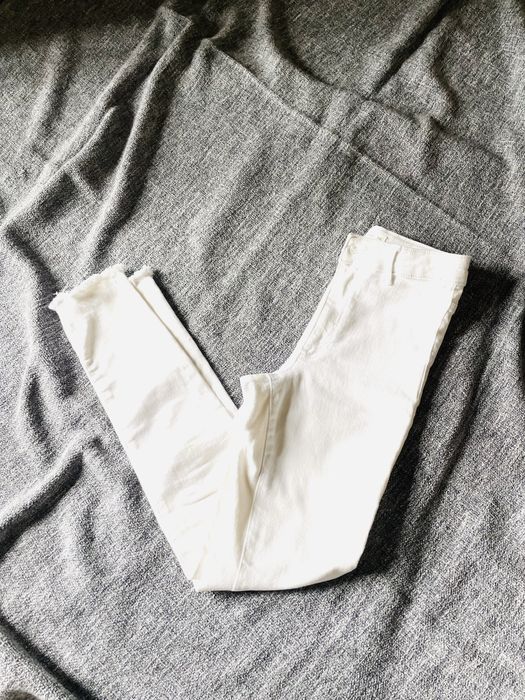 White slim-fit trousers in excellent condition