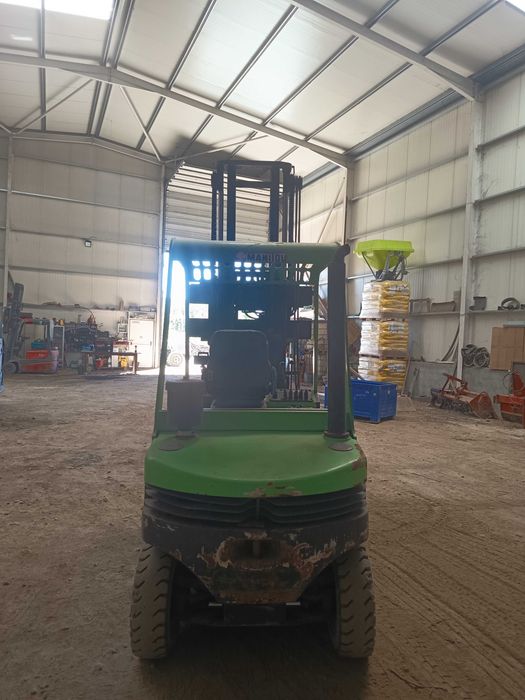 Impilhador Manitou 3 toneladas