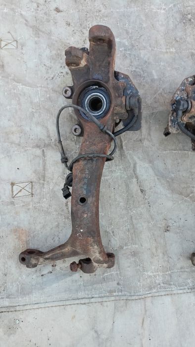VW Passat B5 sedan 1.9 TDI zwrotnica  z piastą prawa lewa