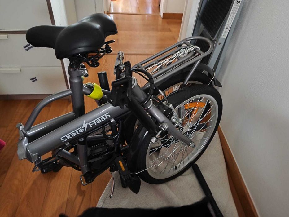 Bicicleta novinha procura dono que lhe dê uso