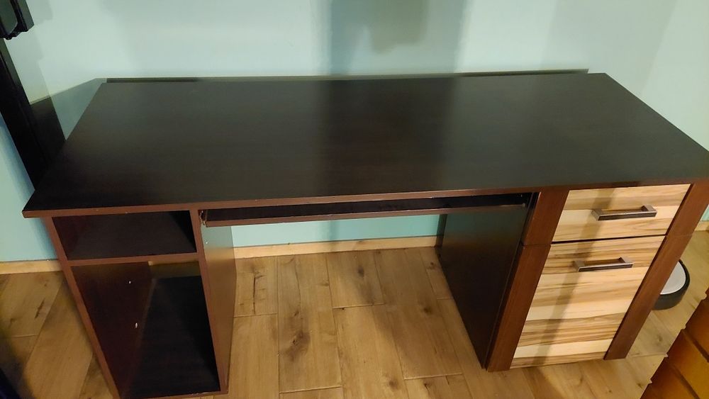 Duże biurko komputerowe