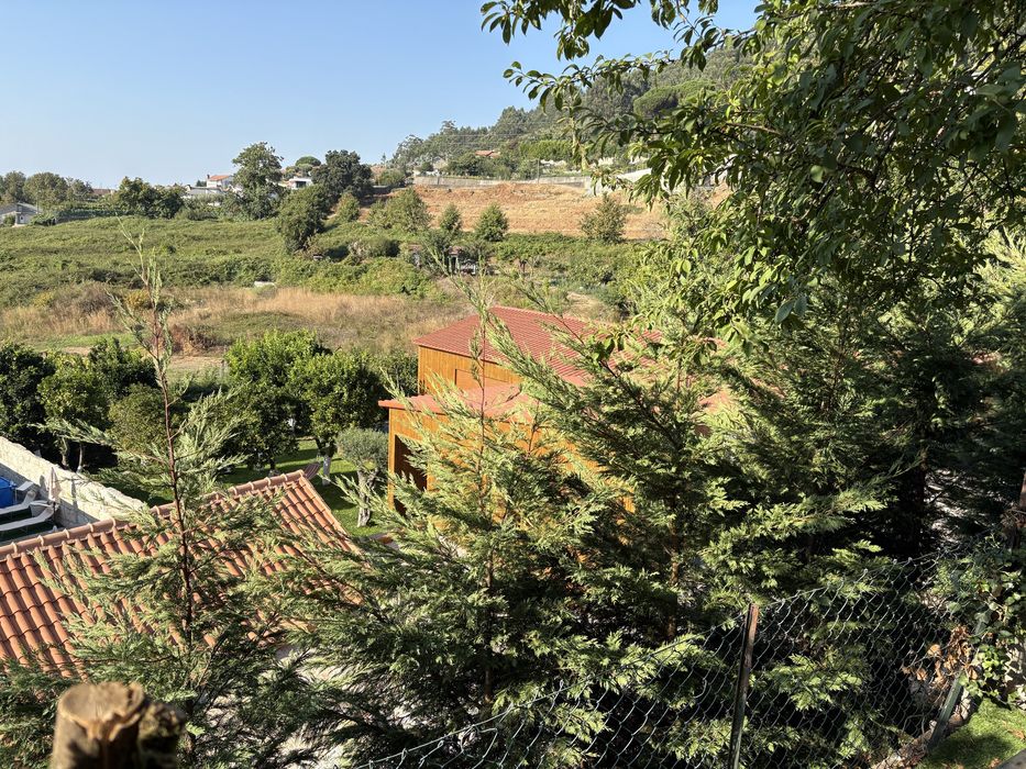 Quintinha com 3 habitaçoes independentes novas