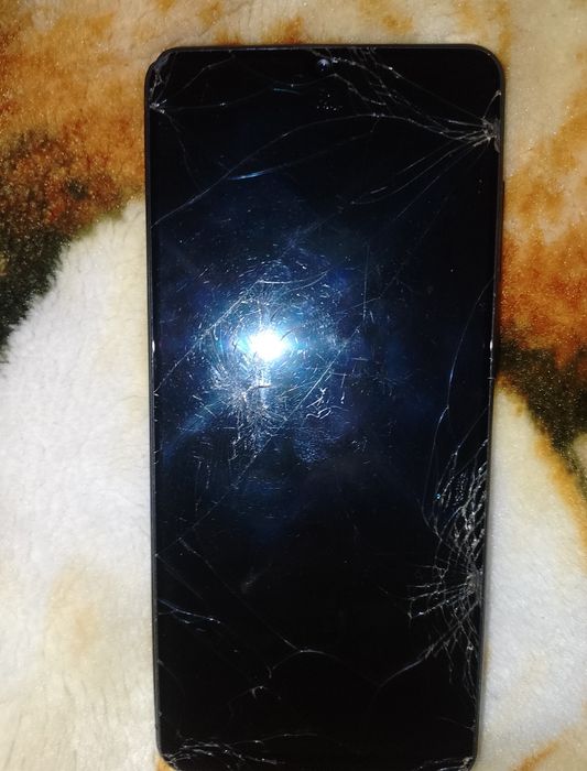 Продам Самсунг  А31 ,нужно менять  екран