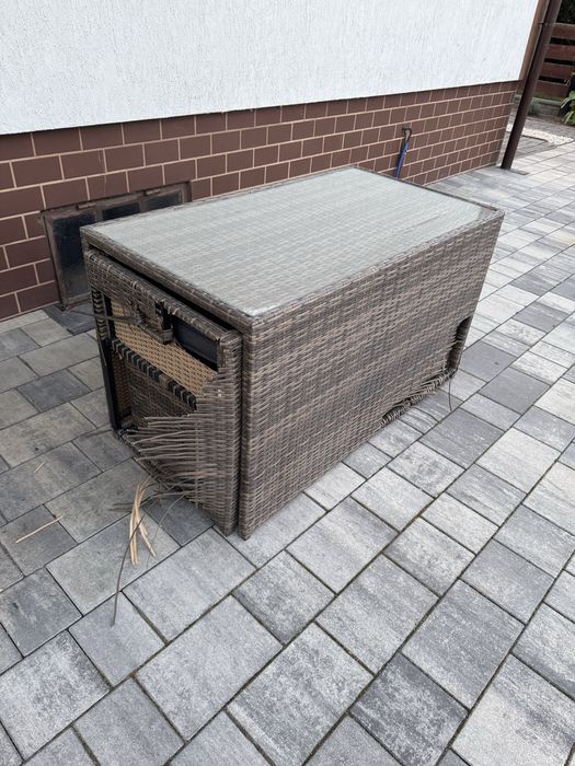 Meble rattanowe uszkodzone