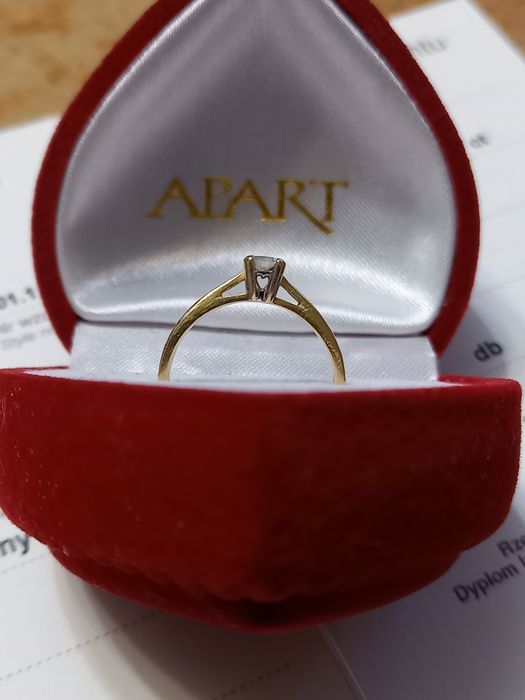Pierścionek Apart z brylantem 0,17 ct