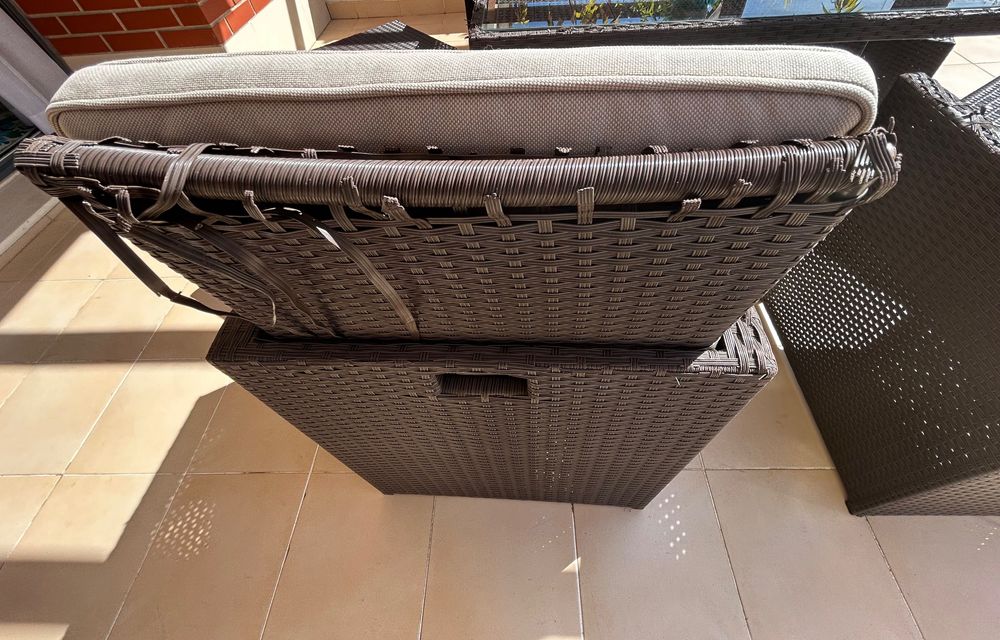 Mesa e cadeiras com repousa pés de Jardim