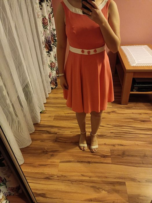 Sukienka elegancka przed kolano