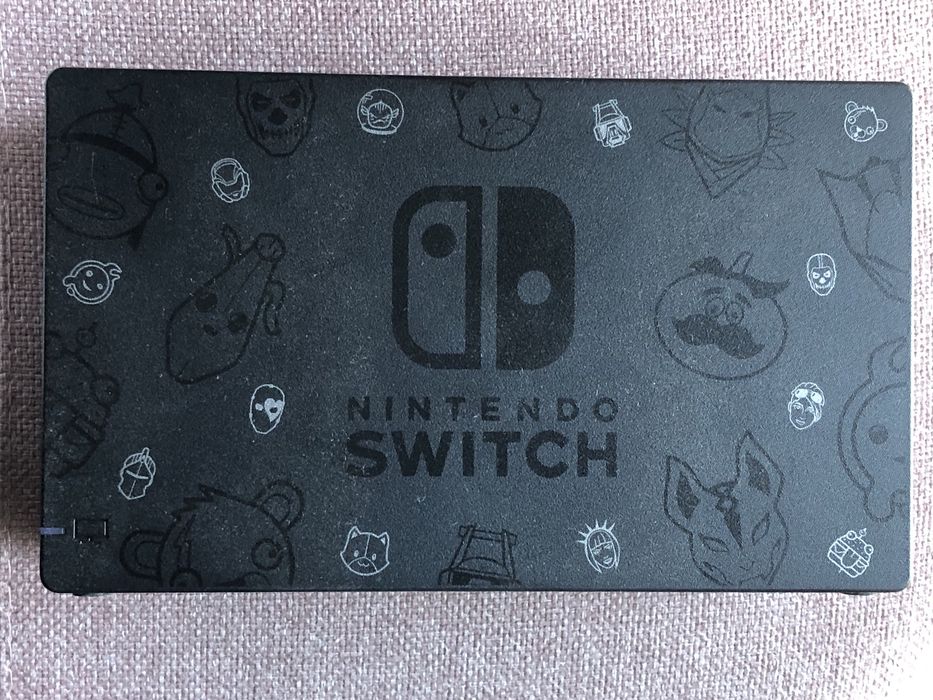 Base switch com cabos originais HDMI e de carregamento.