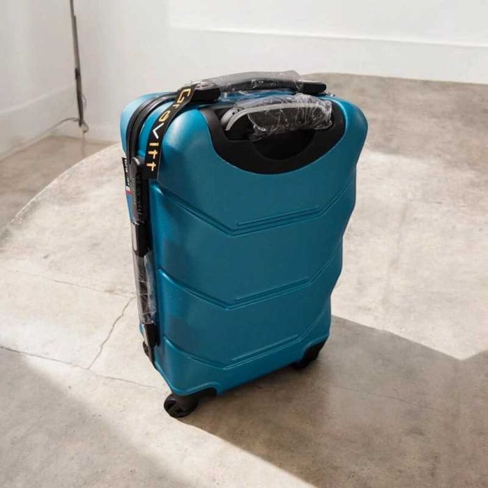 Nowa błękitna walizka podróżna