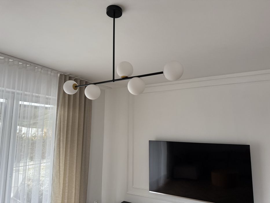 Nowoczesna lampa wiszaca idustrial w czerni i zlocie