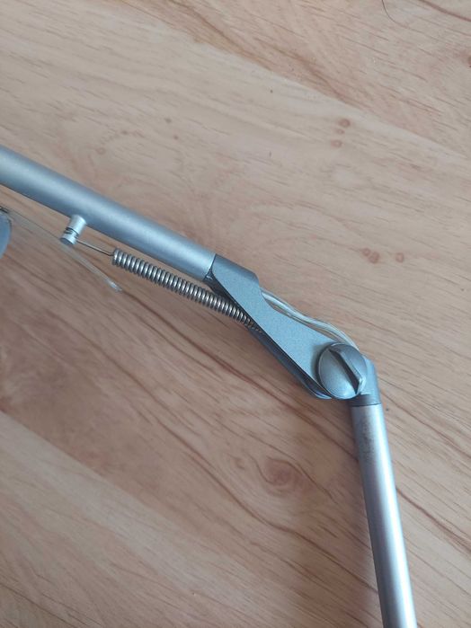 Srebrna lampa na biurko