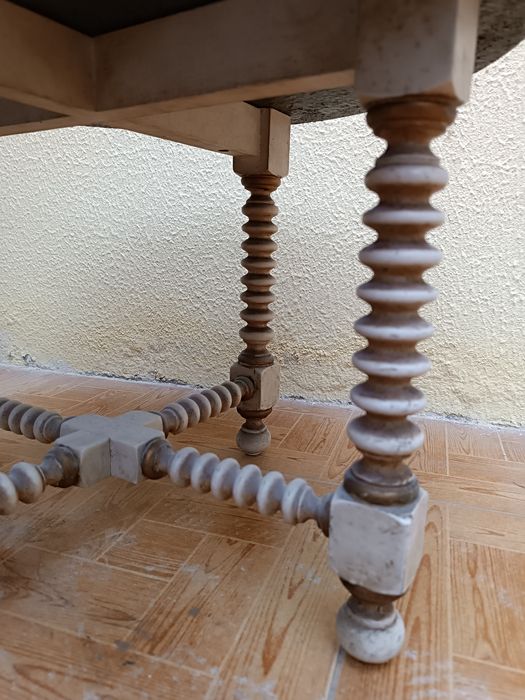 Mesa em mármore verde, rosa e laranja