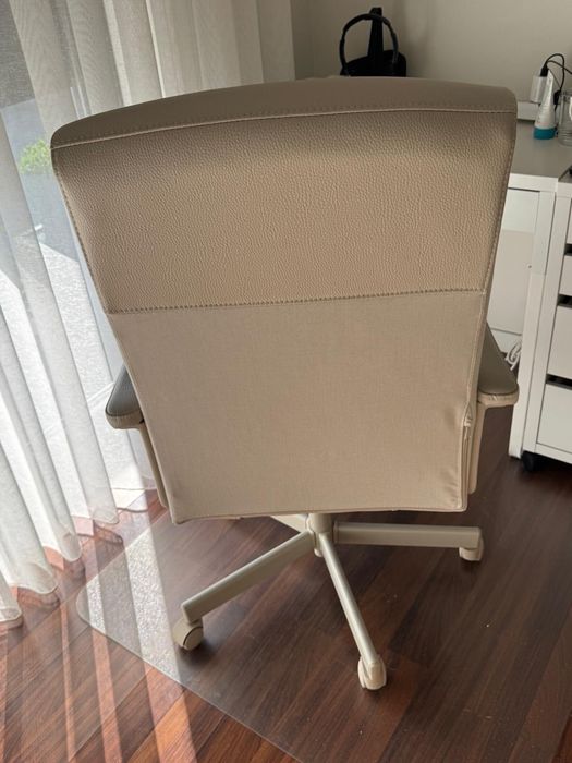 Conjunto de escritório branco com cadeira