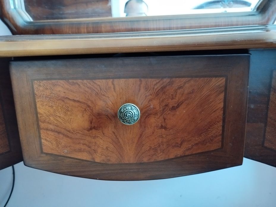 Туалетний макіяжний гримерний столик