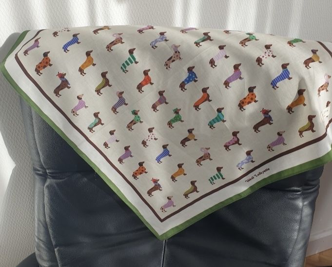 55x55cm bawełniana apaszka w jamniki w kolorowych ubrankach