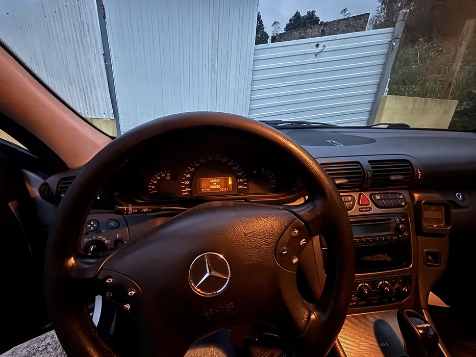Mercedes C220 - Gasóleo - ACEITO TROCAS / RETOMAS