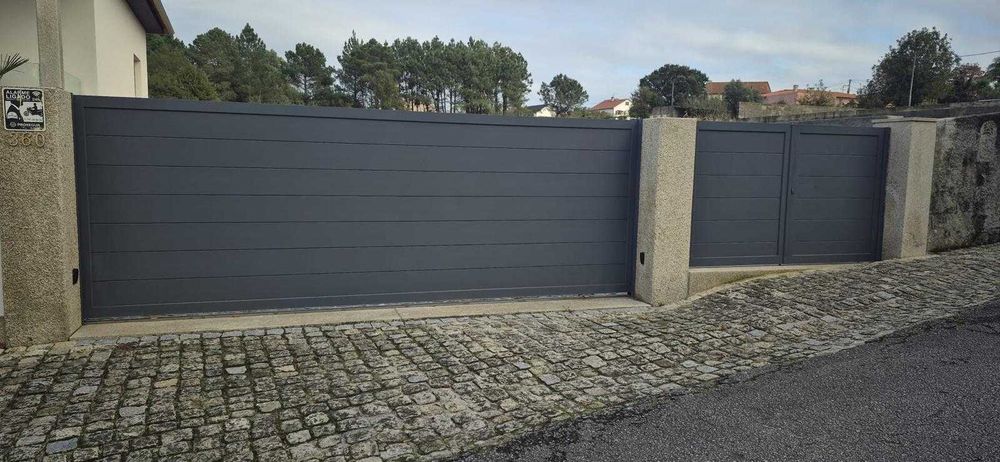 Portões cinza em alumínio.