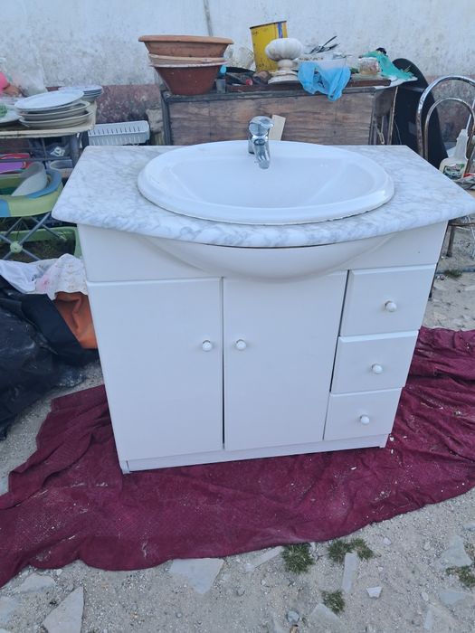 Movel de wc com lavatório, torneira e pedra