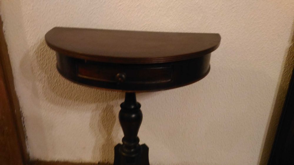 Mesa  em madeira de mogno. Bom estado