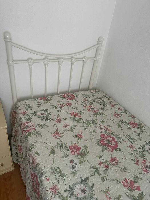 Cama de Solteiro 100x195 c/colchão e estrado Como Nova!