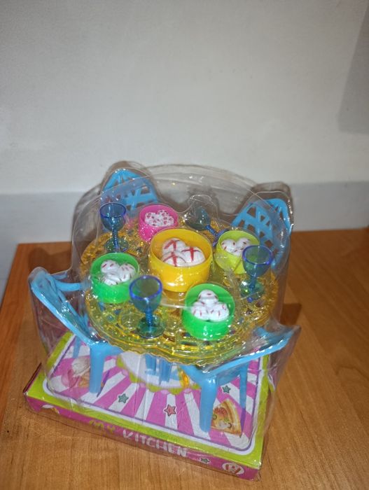 Набір посуду іграшкового свято у Барбі