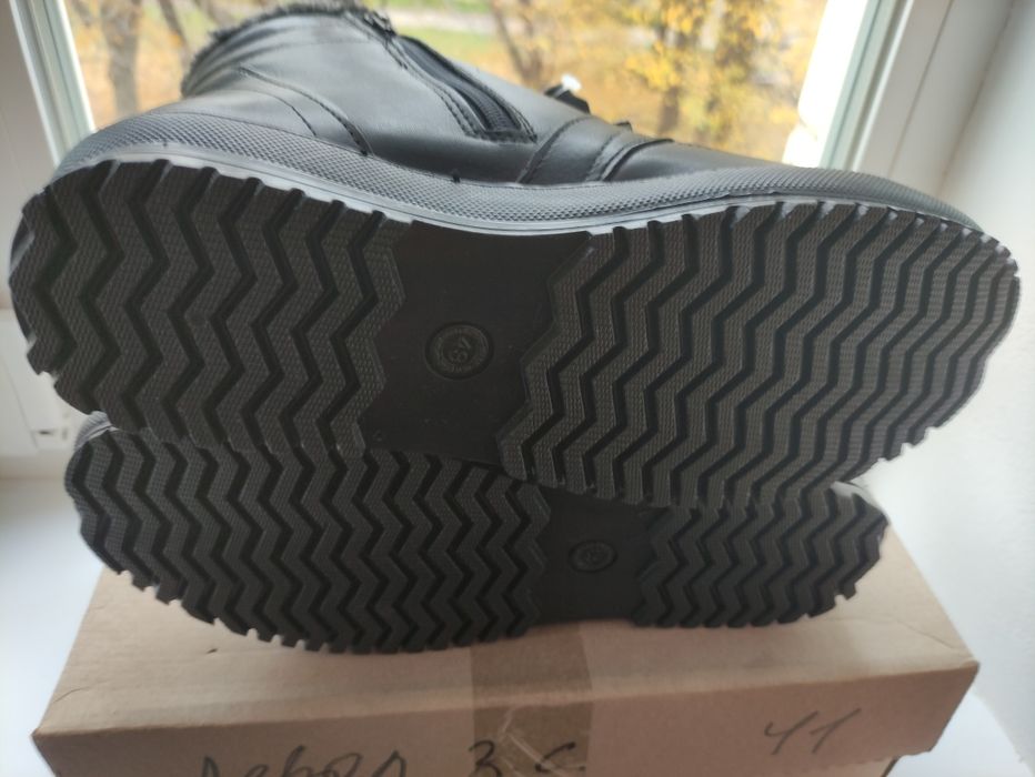 Чоловічі зимові черевики, нові,натуральна шкіра,набивна вовна!