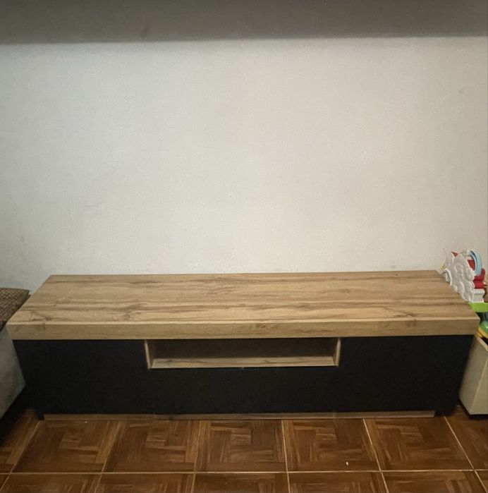 Móvel de sala castanho e preto