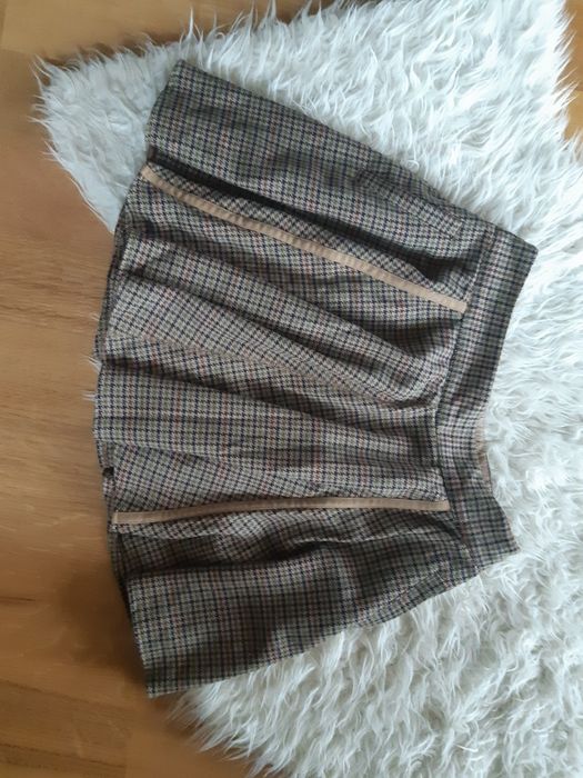 Ciepła,rozkloszowana spódnica firmy Next