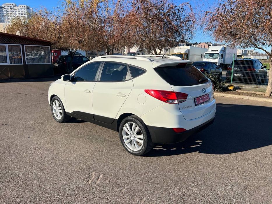 В продажу Hyundai Tucson/IX35 2 літра дизель передній привід із Кореї